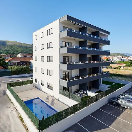 Twins Trogir